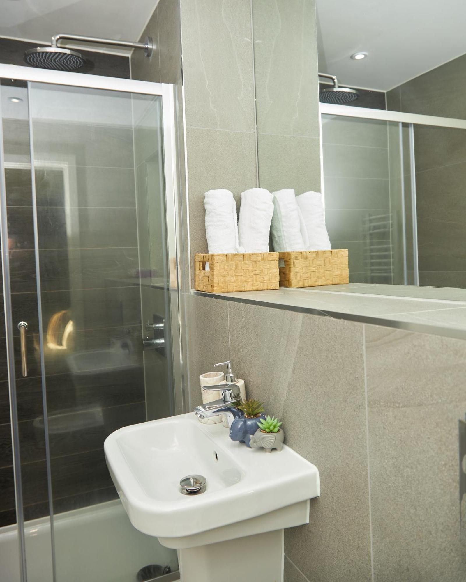 Central Manchester Luxury 2 Bed Apartment With Balcony Bagian luar foto